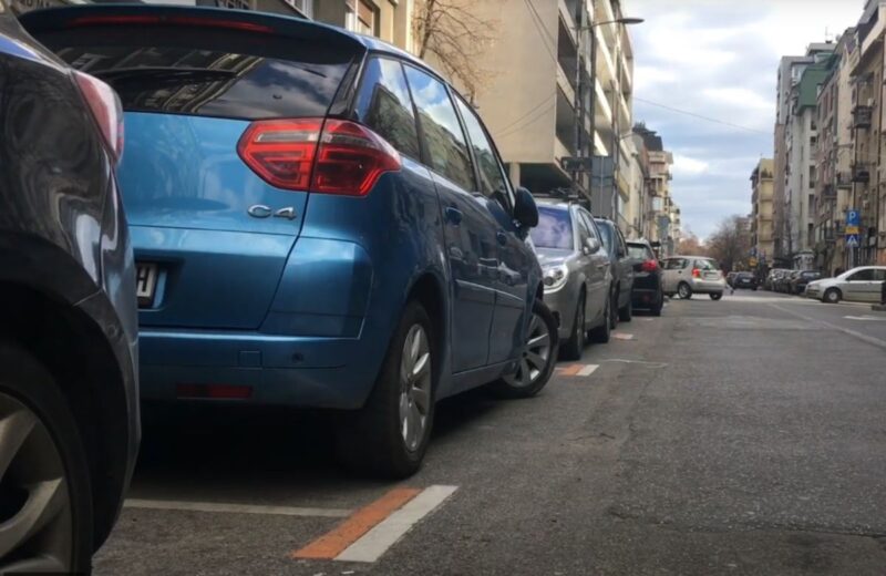 Centar Beograda je pretrpan, sa ograničenim parkingom, visokim tarifama i strogim zonama za parkiranje.