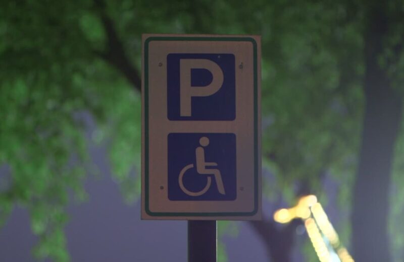 Parkiranje bez nalepnice na mestu za invalide kažnjava se sa 10.000 do 50.000 dinara zakonom.