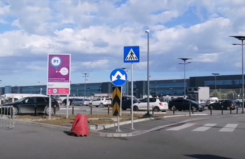 Rezervacija parkinga unapred smanjuje stres, štedi vreme i osigurava bezbednost vozila kod aerodroma.