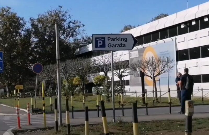 Unapred rezervišite parking, proverite nadzor i prevoz, spremite novac i uživajte bez stresa.