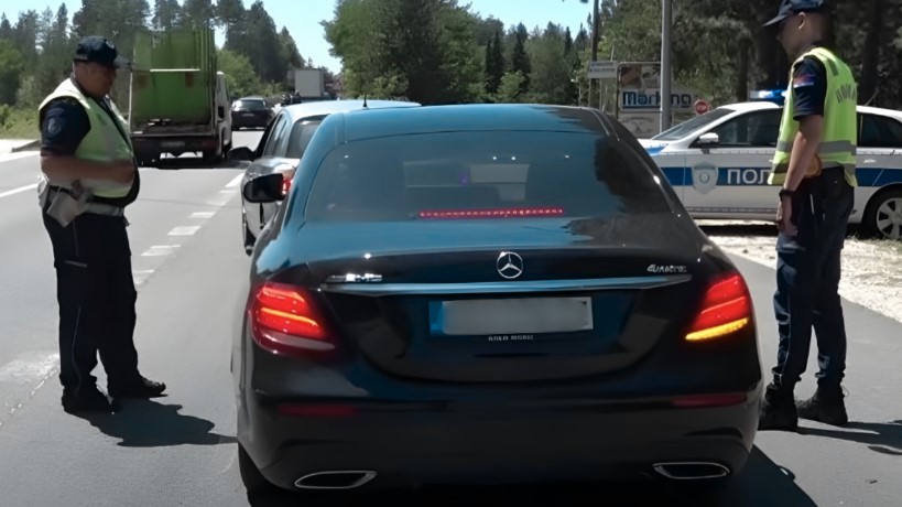 Saobraćajni policajci zaustavljaju vozilo