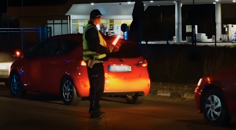 Saobraćajni policajac zaustavlja vozila