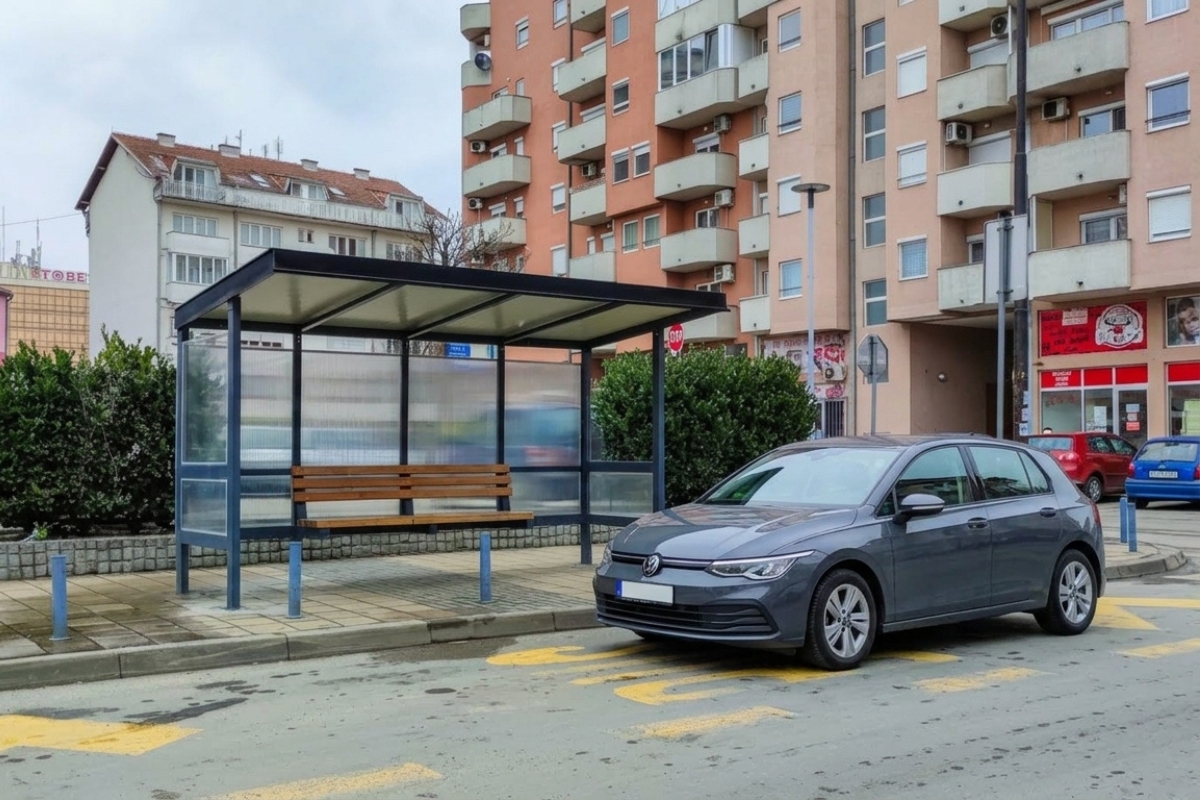 parkiran automobil na autobuskom stajalištu