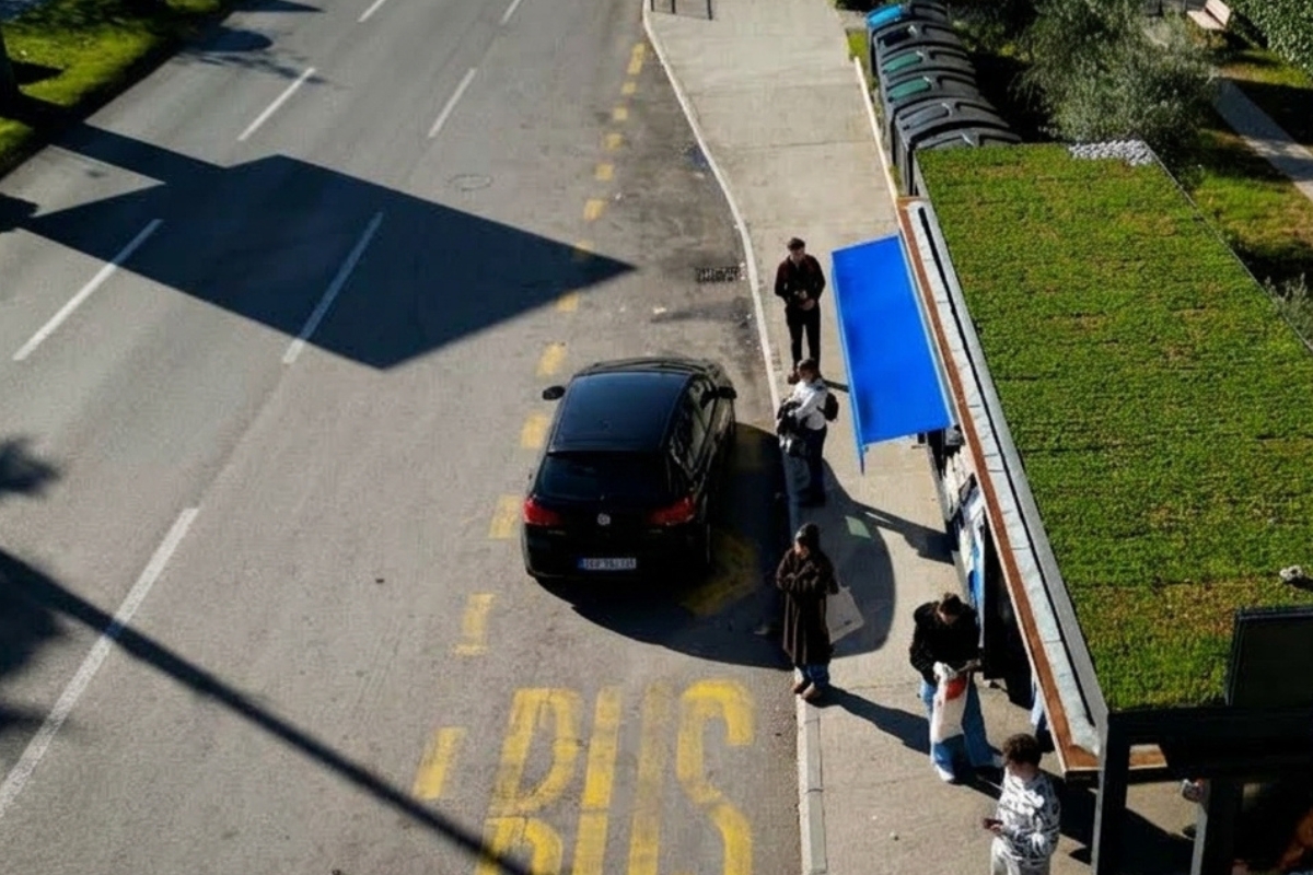prikaz automobila koji stoji parkiran na autobuskom stajalištu