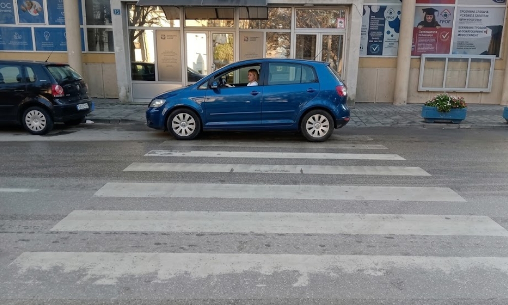 parkiranje na pesackom