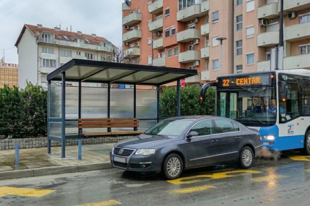 Automobil parkiran na autobuskom stajalištu blokira prilaz gradskom autobusu koji dolazi na stanicu.